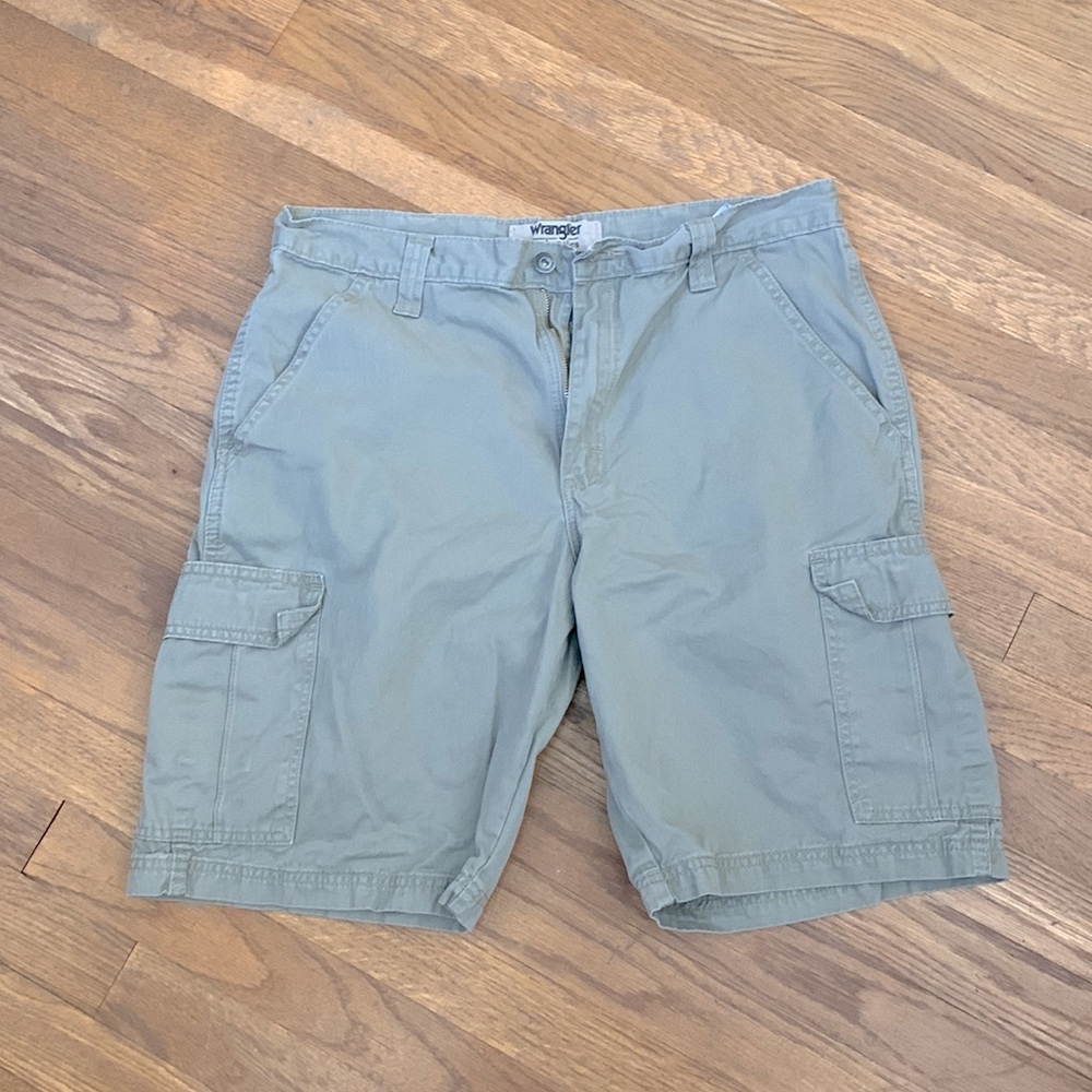 Wrangler authentics khaki cargo shorts size 34